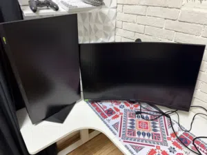 فرصه للبيع شاشتين احترافيات بسعر مثالي