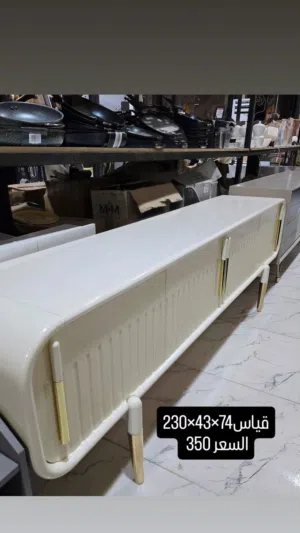 ميز تلفزيون خشبي