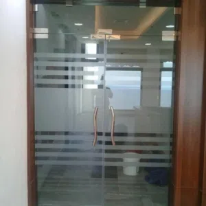 فنى زجاج سكريت ومرايات وأبواب زجاج وطاولات الطعام