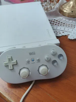 نينتندو وي مع اليد الكلاسيكية الأصلية (Nintendo Wii) - للبيع بسعر لقطة