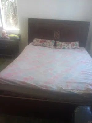 غرفة نوم بحال جيد للبيع بسعر مغري جدا من دون خزانه للجادين فقط