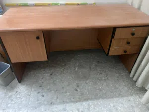 مكتب خشبي بحالة ممتازه للبيع