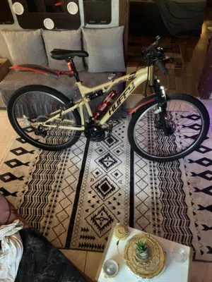 بسكليت سبورت جبلي للبيع المستعجل huffy shimano equipped 27.5“ 7 speeds Front and Dual Suspension