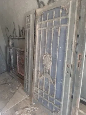 ابواب حديد للبيع شبه جديد مركب ومفكوكات 2ميلي مليان