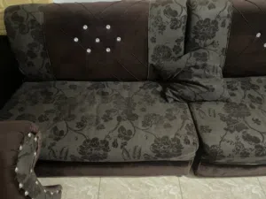 طقم كنت عدد المقاعد الثنائية 6 مقاعد والزاوية الكورنر 2 مستعمل وطاولة وسط وطاولتين طقم الكنب ثقيل