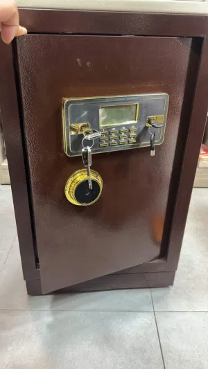 خزنه كبيرة بعدة مقاسات... متوفر 60 سم بوزن 60 كيلو .. اصلي مصفح ضد الحريق اصلي تحدي فاخره جدا