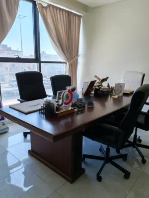 Meeting table طاولة اجتماعات