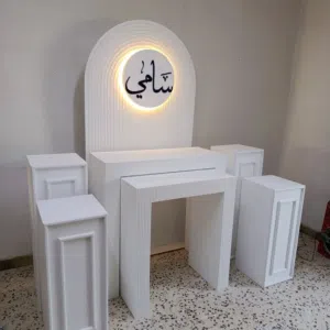 طقم طاولات استقبال بيضاء بتصميم عصري وأنيق، يُستخدم عادة في المناسبات والحفلات