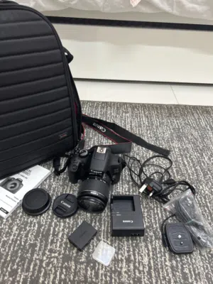 Canon EOS 1300 للبيع مع الاكسسوارات