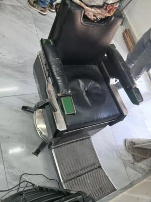 السلام عليكم ورحمت الله وباركاته بيع 2 كراسي حلاقه 450 طرف 3 مرايات ليد طول 2 متر عرض متر بسعر 400