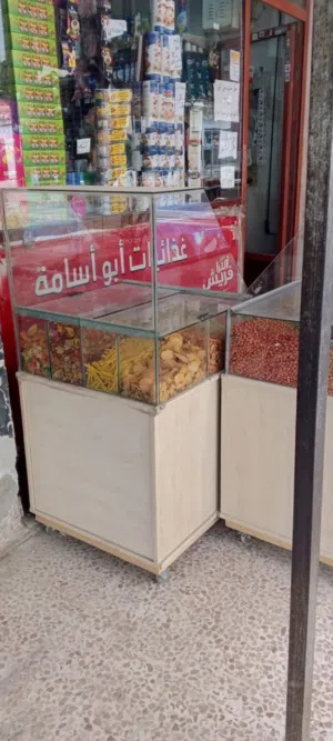 تفصيلة عرض محل – خشب وزجاج – بحالة ممتازة