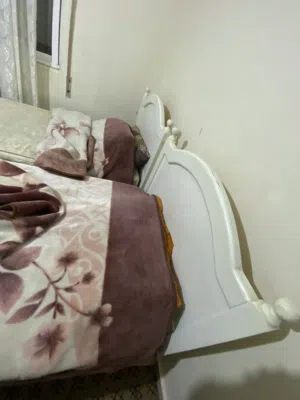 تخت عدد 2 ما فيهم اي خراب