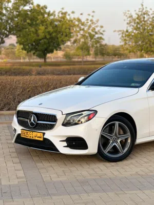 مرسيدس E300 ابيض داخل بيج كراسي مساج