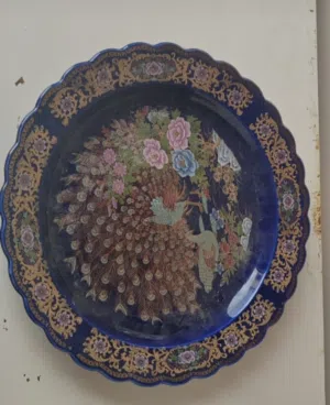 للبيع مجموعة مميزة من 3 أطباق خزفية قديمة، كل طبق يتميز بزخارف فنية دقيقة وألوان زاهية تعكس جمال