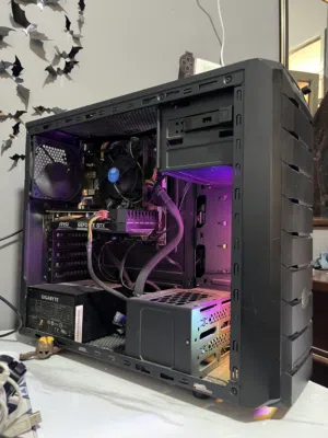 كمبيوتر جيمنج وتصميم مميز (i5 جيل عاشر + GTX 1660 Ti) بحالة الوكالة
