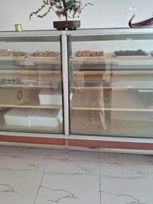 ثلاجة عرض حلويات