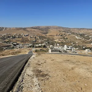 ارض مميزة ذات اطلالة بنوراما في أجمل مواقع حوض القصبات بيرين بجانب شفا بدران على قمة جبل بجانب فلل