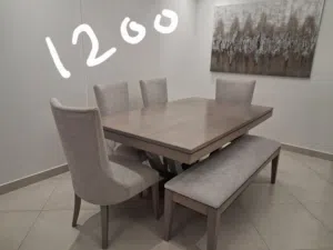 طاولة صفرة مع 4 كراسي و بنش