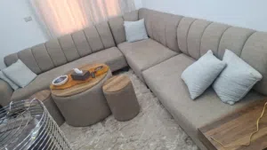 طقم كونر استخدام شهر البيع مع طولت  بحل الوكاله انضف طقم بس سبب البيع تغبر الدكور