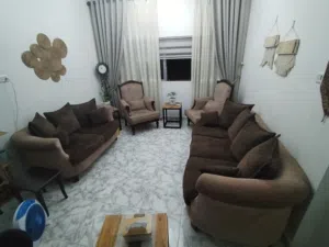 طقم كنب 7 مقاعد بحالة ممتازه للبيع