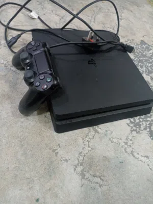 بلايستيشن 4 سلم ون تيرا مع يد ( استعمال نظيف) القير فقط فيه درفت السعر 40
