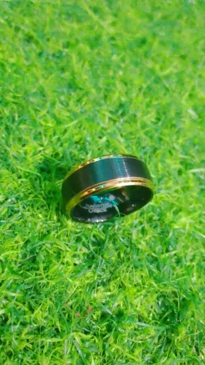 “خاتم Tungsten Carbide مقاوم للخدش ولونه أسود مع ذهبي