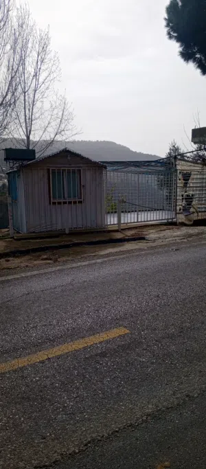 كافي للاجار طريق العام كفرحيم بعقلين مجهزة كاملا طاولات و كراسي