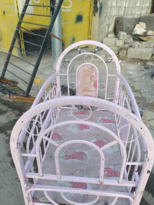 تخت اطفال بحالة الوكالة لون وردي حجم مناسب وبسعر مغري