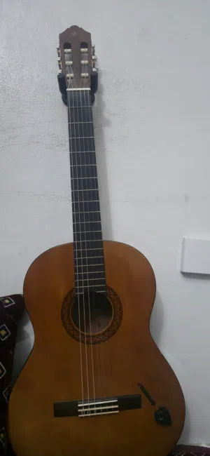 للبيع قيتار Yamaha C40 الأصلي