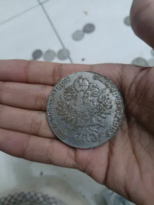 عملات قديمة جدا وحديثة وهناك عملات تصل 800 سنة