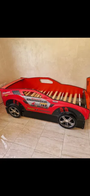 سرير اطفال شكل سياره احمر مستعمل للبيع