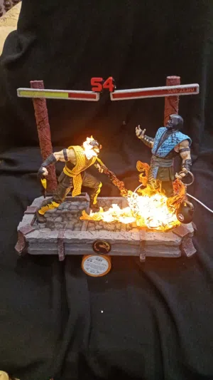 مجسم هو تمثال Scorpion vs Sub-Zero من إصدار Iron Studios شبه جديد