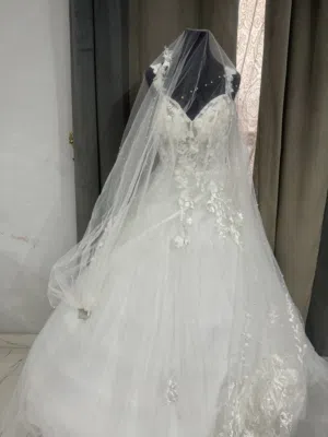 فستان زواج ابيض ناصع مع الطرحه