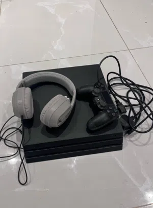 للبيع سوني 4 برو (PS4 Pro) نظيف جداً جداً