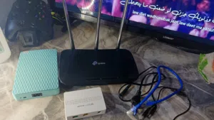 راوتر مع يوبي اس مع تحويله من كيبل الضوئي الى الراوتر نضيف مستخدمات قليل كامل ملحقاتهن
