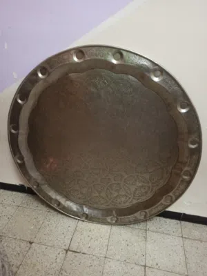 طبق نحاسي كبير