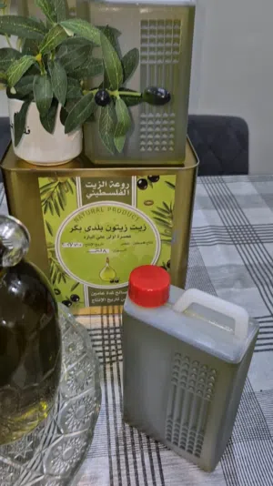 زيت زيتون فلسطيني نابلسي عصره أولى على البارد صافي وفيه توصيل لجميع مناطق السعوديه