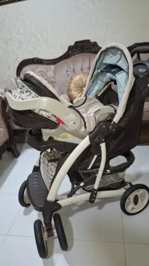 عرباية اطفال من شركة Graco معها كار سيت مدمج كار سيت عدد 1 من شركة chicco