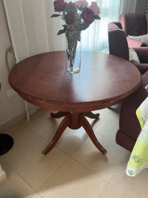 طاولة خشبية