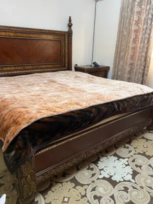 اثاث مستعمل للبيع   وتخت مزدوج للبيع مع الفرشه   و 7 كراسي سفره للبيع بحال الوكاله