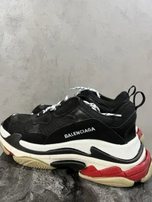 جوتيBALENCIAGA للبيع