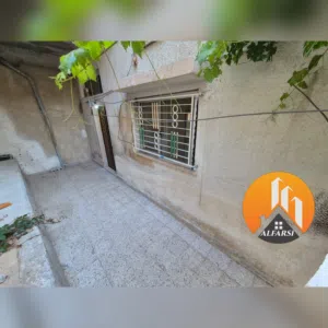 شقة مدخل مستقل في جبل القصور للإيجار 2 غرفتين / 1 صالون / حمام / مطبخ / ساحات / 2 مدخلين