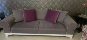 طقم كنب بحاله ممتازه موديل تركي لون سكني مع ابيض + طقم طاولات وسط