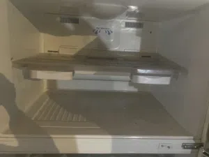 ثلاجة ال جي لون ابيض مستعمل للبيع وضعها ممتاز كبيرة من الداخل