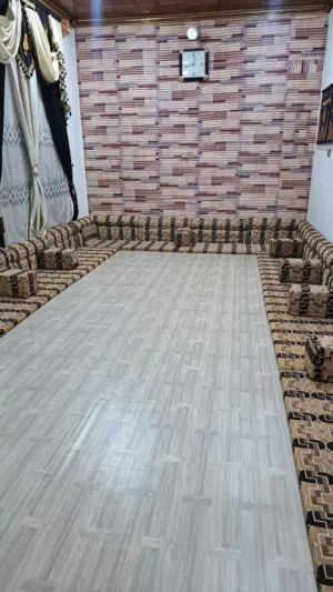 جلسه عربيه مستخدم قليل 14متر ضمان بيها 4سنين وجودتها عاله جداً ولونها يجنن