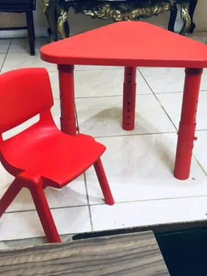 طاولة مثلث احمر واخضرّ مستعملات شبه جداد بسعر مغري  بدون كراسي