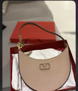 شنطة ڤالنتينو بشعار الماركة