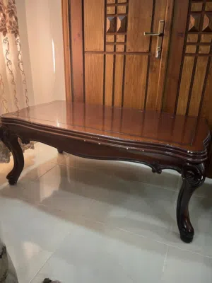 طاوله خشب وسط مستطيلة الشكل تفصيل خشب زان لغرفه المعيشه تتميز بزخارف محفورة على الخشب