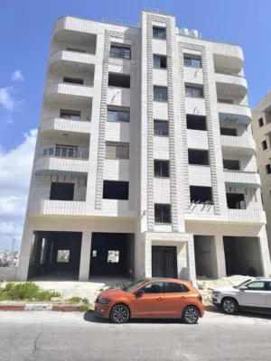 شقة عظم مميزة و محلات للبيع قرب مستشفى نابلس التخصصي/ شارع الجامعة الحرم القديم ... طابق أول . .
