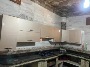 دولاب مطبخ دولاب يمين 3ونص متر ويسار 3متر ونص معا بعضهم 7ميترو دولاب لون لله يبارك لوح لله يبارك جود